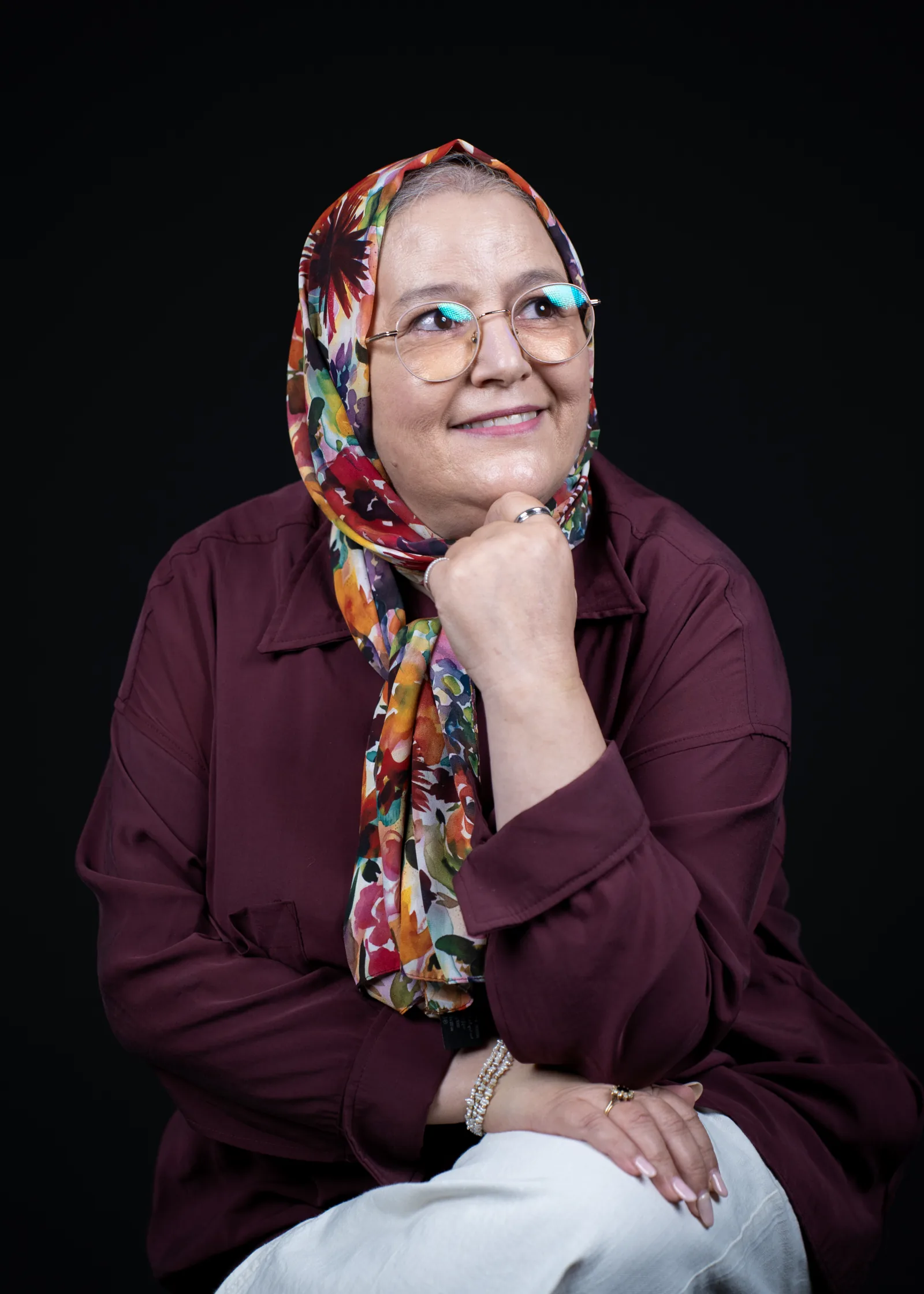 Meryam El Jazouli, coach en transformation, lisant son livre O.S.E.R enfin être