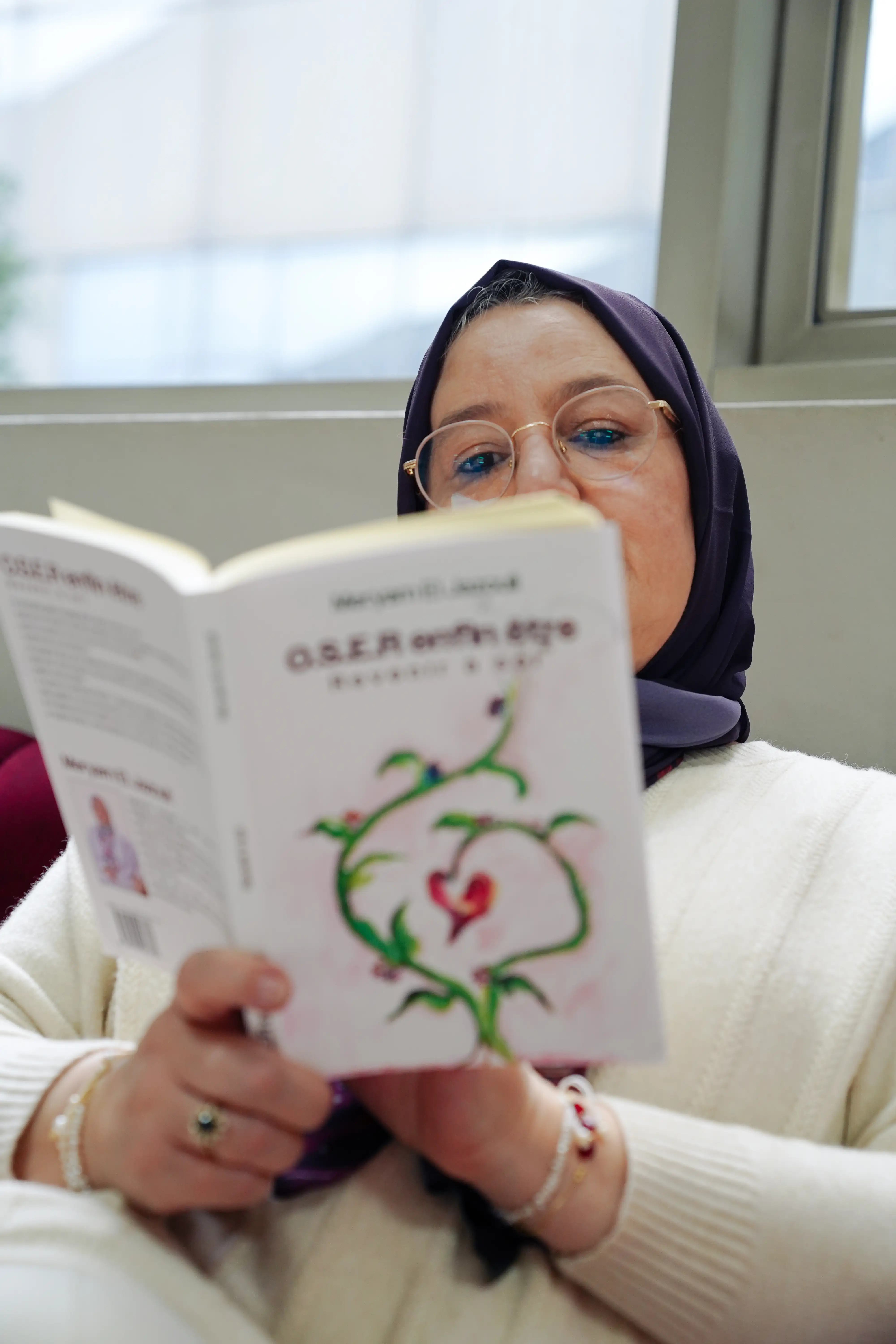 Meryam El Jazouli, coach en transformation, lisant son livre O.S.E.R enfin être